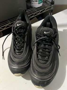 Nike Men’s Black Sneakers with Cream Accent